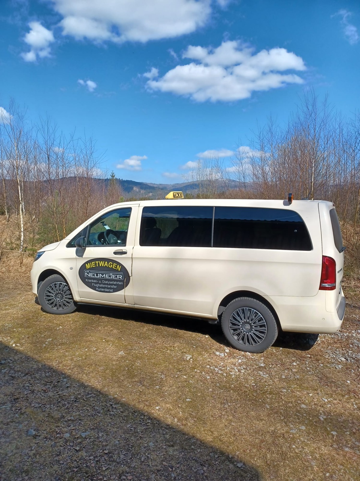 Mercedes Vito large-capacity taxi of Taxi Neumeier in front of the Bavarian hills