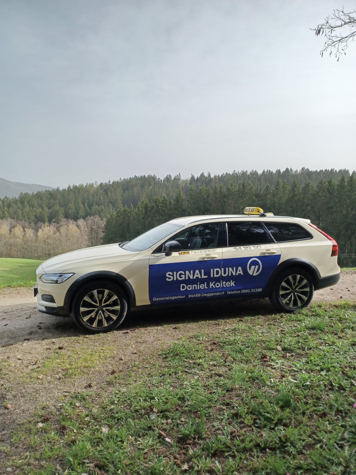 Taxi of Taxi Neumeier carrying advertising for the SIGNAL IDUNA agency Daniel Koitek
